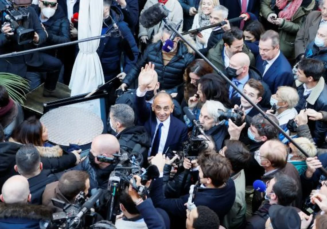 French far-right commentator Eric Zemmour, candidate for the 2022 French presidential election waves to supporters at the provencal market in Cannes, France, January 22, 2022. REUTERS/Eric Gaillard