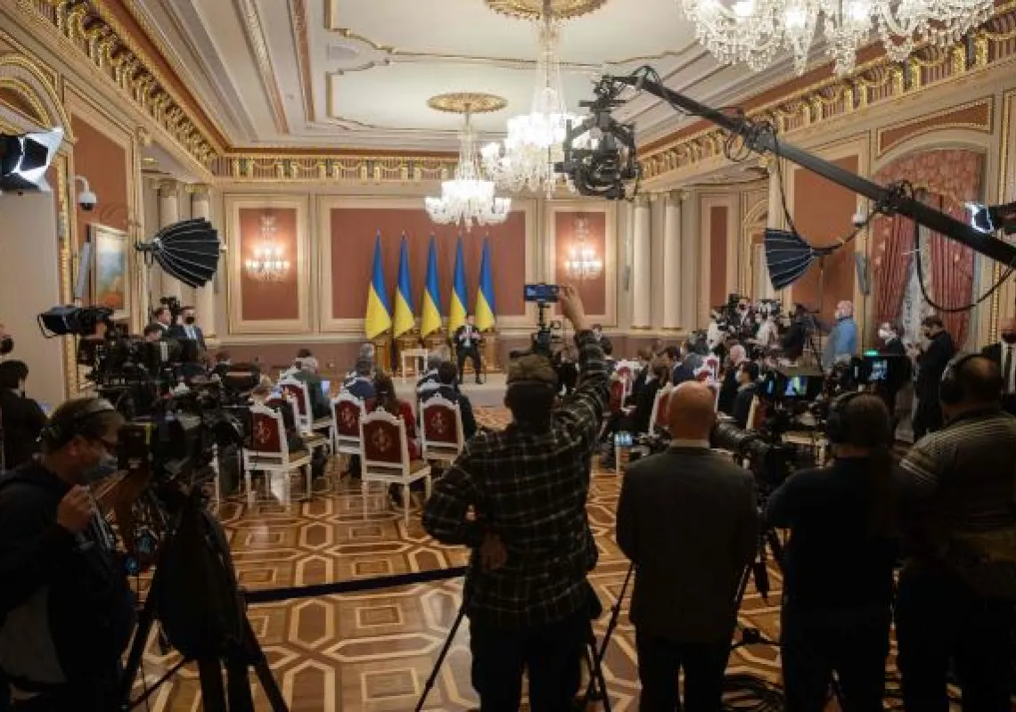 This handout picture taken and released by the Ukrainian presidential press-service on January 28, 2022 shows Ukraine's President Volodymyr Zelensky speaking during a news conference with foreign media in Kyiv. - Zelensky called on the West to avoid creating "panic" in the face of a Russian troop buildup on his country's borders. (Photo by UKRAINE PRESIDENCY / AFP) / RESTRICTED TO EDITORIAL USE - MANDATORY CREDIT "AFP PHOTO / UKRAINE PRESIDENCY " - NO MARKETING - NO ADVERTISING CAMPAIGNS - DISTRIBUTED AS A SERVICE TO CLIENTS
