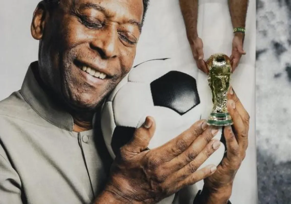 الملصق الذي رُفع أمس في مباراة البرازيل بكأس العالم ويحمل صورة بيليه مع تمني الشفاء العاجل له (رويترز)
