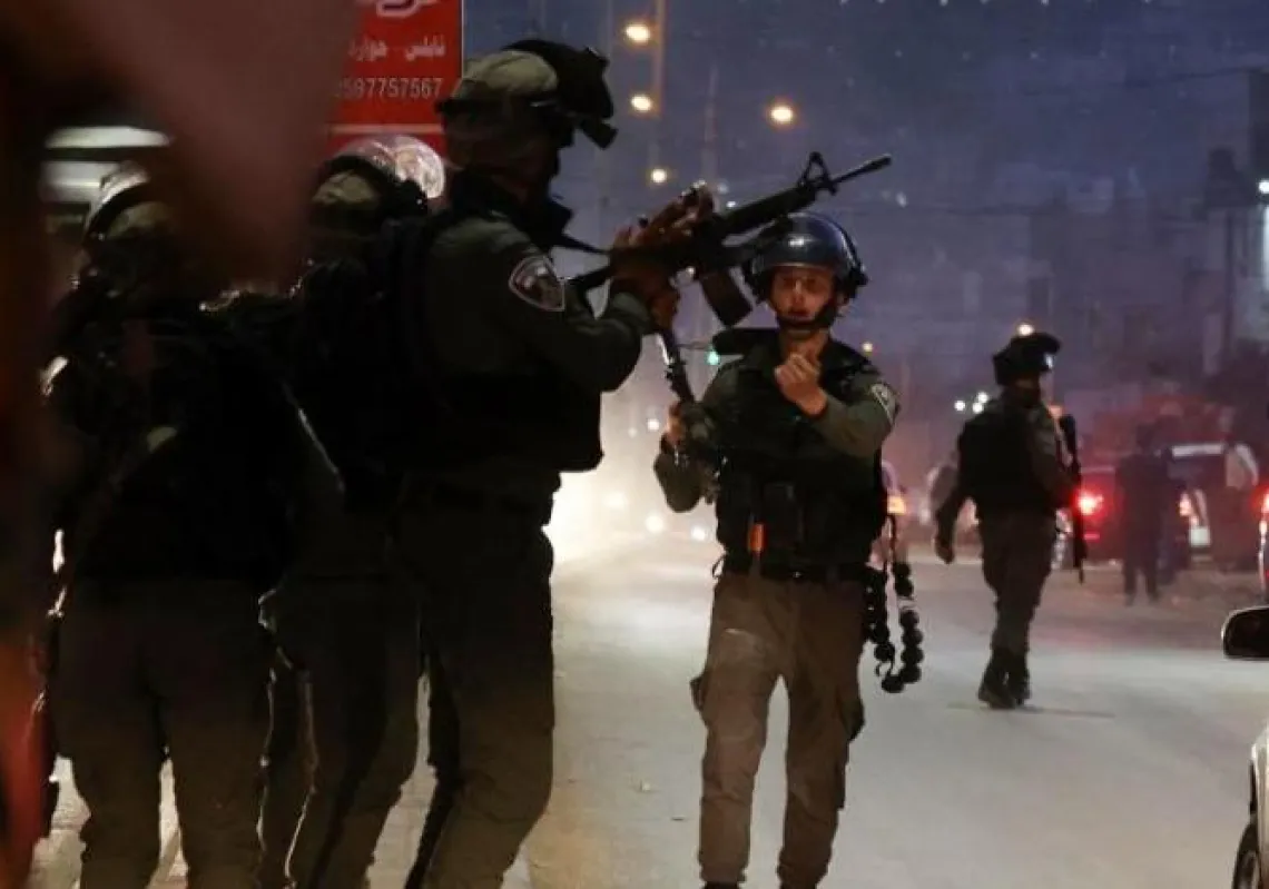جنود إسرائيليون في موقع الحادث عند مدخل مدينة نابلس حيث قُتل الفلسطيني عمار هادي مفلح مساء الجمعة (أ ف ب)