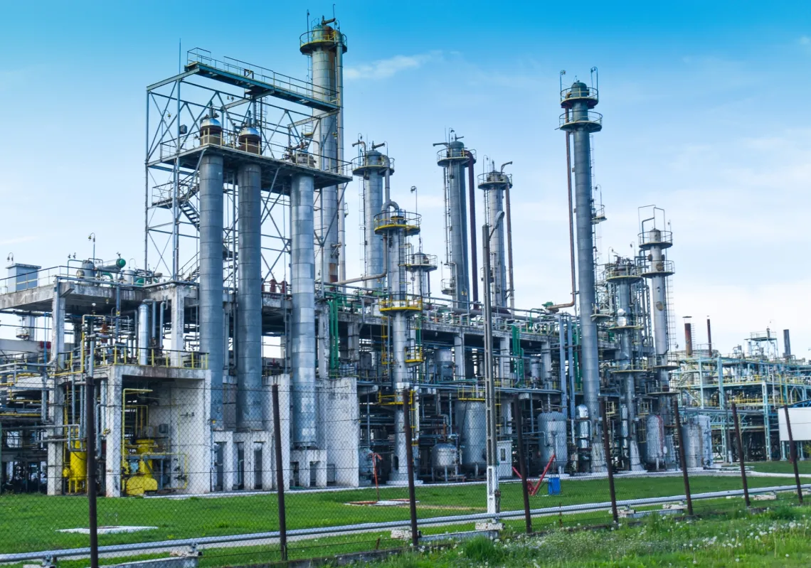 مصنع كيميائي، يشغل خط إنتاج المطاط الصناعي واللدائن الحرارية وخطوط أنابيب الفولاذ