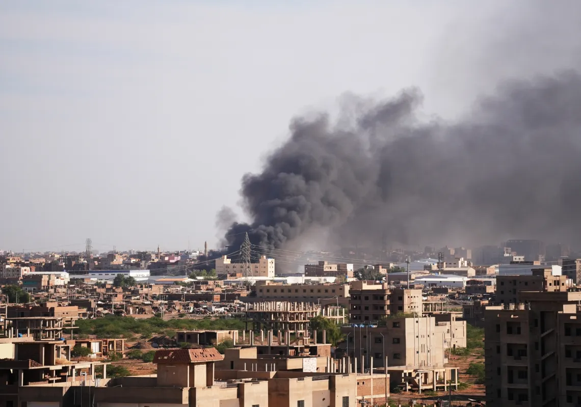 تصاعد الدخان في خط مواجهة، حيث تدور اشتباكات بين الجيش وقوات الدعم السريع في الخرطوم، السودان، في 27 ديسمبر 2024