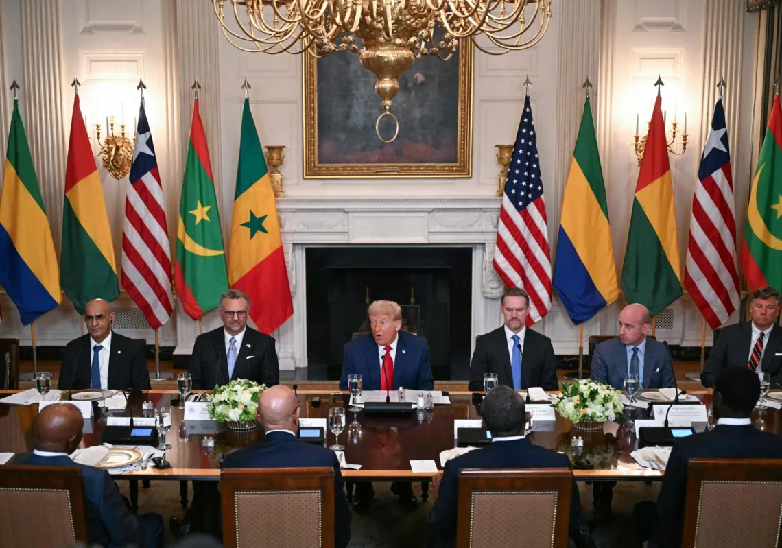 الرئيس الأميركي دونالد ترمب (وسط الصورة)، محاطًا بالممثل التجاري الأميركي جيميسون جرير (يمين الصورة)، والمستشار الأمريكي الكبير لشؤون أفريقيا مسعد بولس (يسار الصورة)، يتحدث خلال غداء متعدد الأطراف مع القادة الأفارقة، واشنطن، 9 يوليو