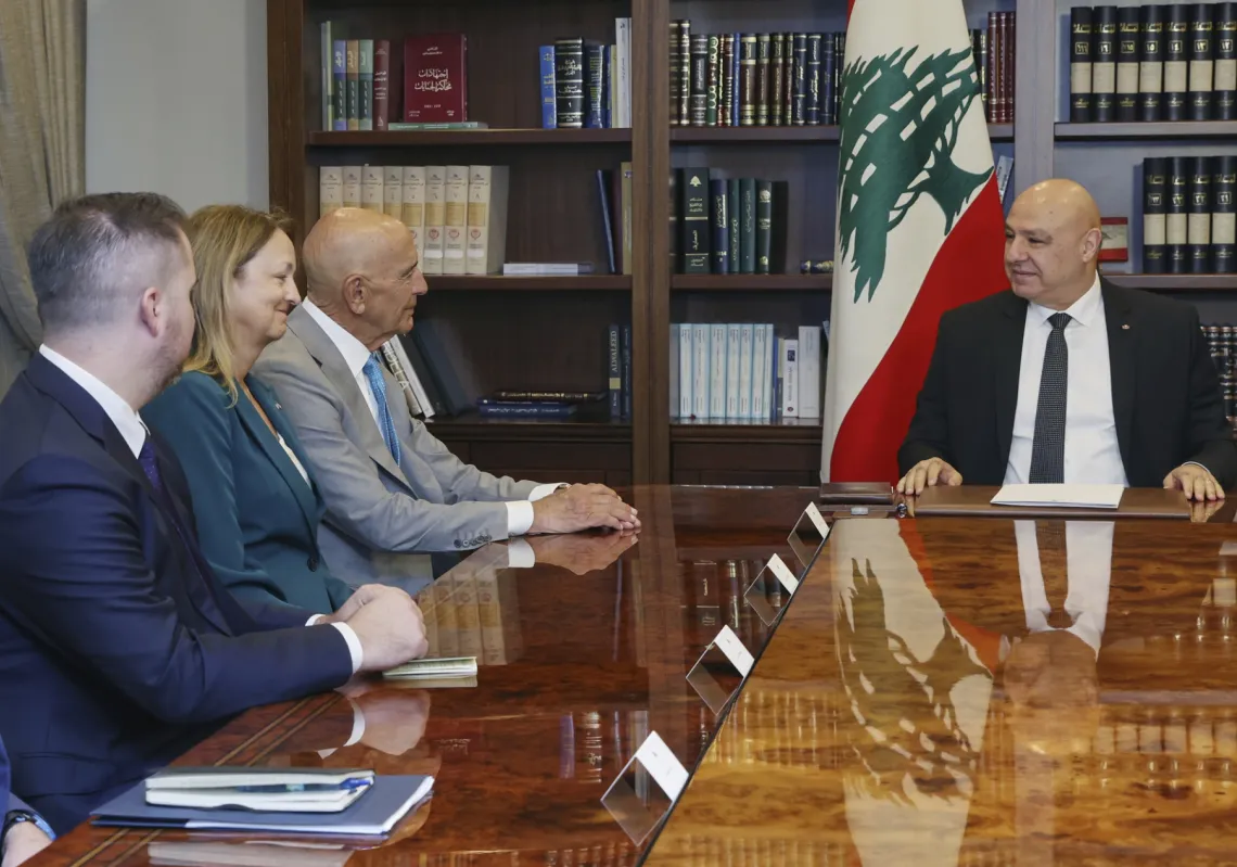  الرئيس اللبناني جوزيف عون والسفير الأميركي في تركيا والمبعوث الخاص إلى سوريا توم باراك في القصر الرئاسي في بعبدا، لبنان، في 21 يوليو