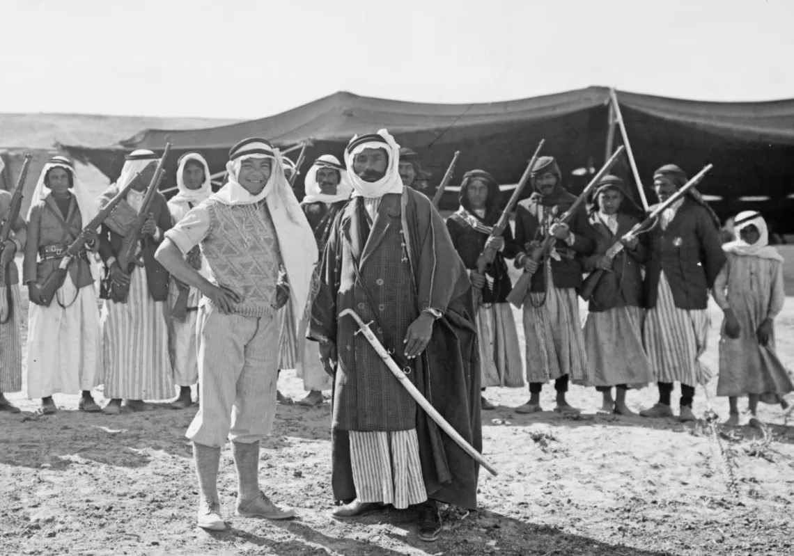 الشيخ سلطان الأطرش، زعيم ثورة الدروز في أكتوبر ١٩٢٥، ربما برفقة أحد أعضاء المستعمرة الأميركية