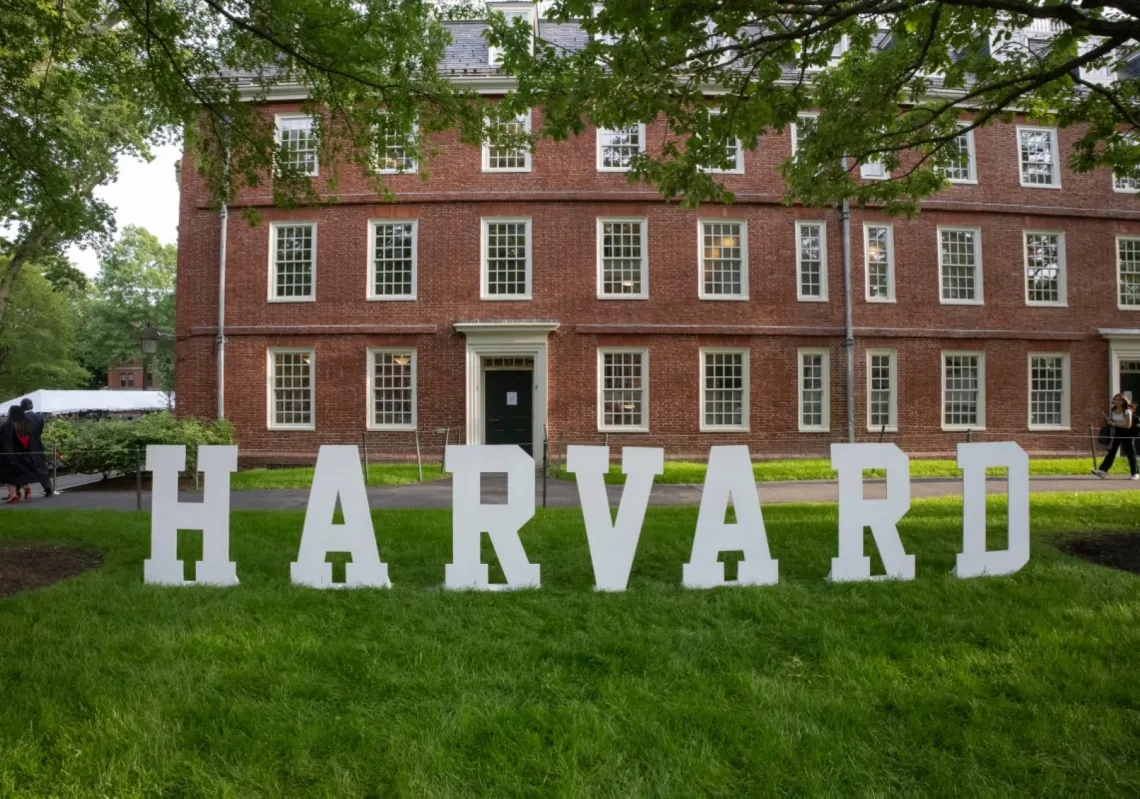 تظهر لافتة جامعة هارفارد في حرم جامعة هارفارد في كامبريدج، ماساتشوستس، في 27 مايو 2025