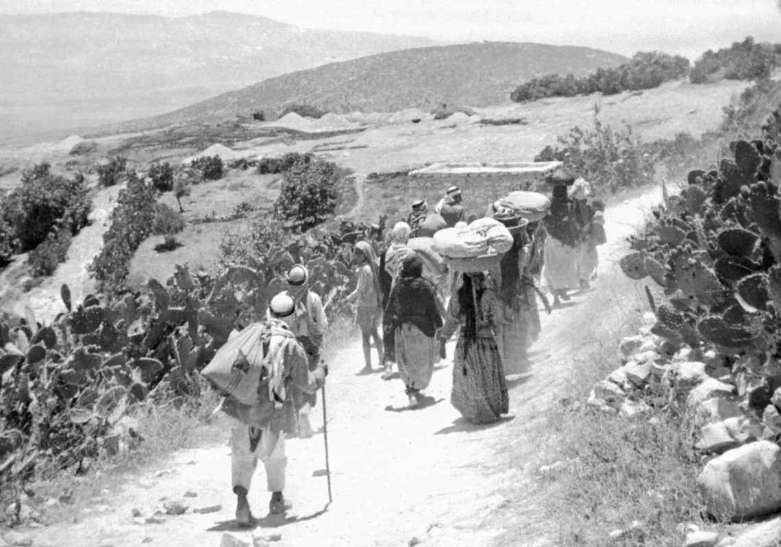 فلسطينيون يحملون أمتعتهم بعد النكبة في 15 سبتمبر/أيلول 1948
