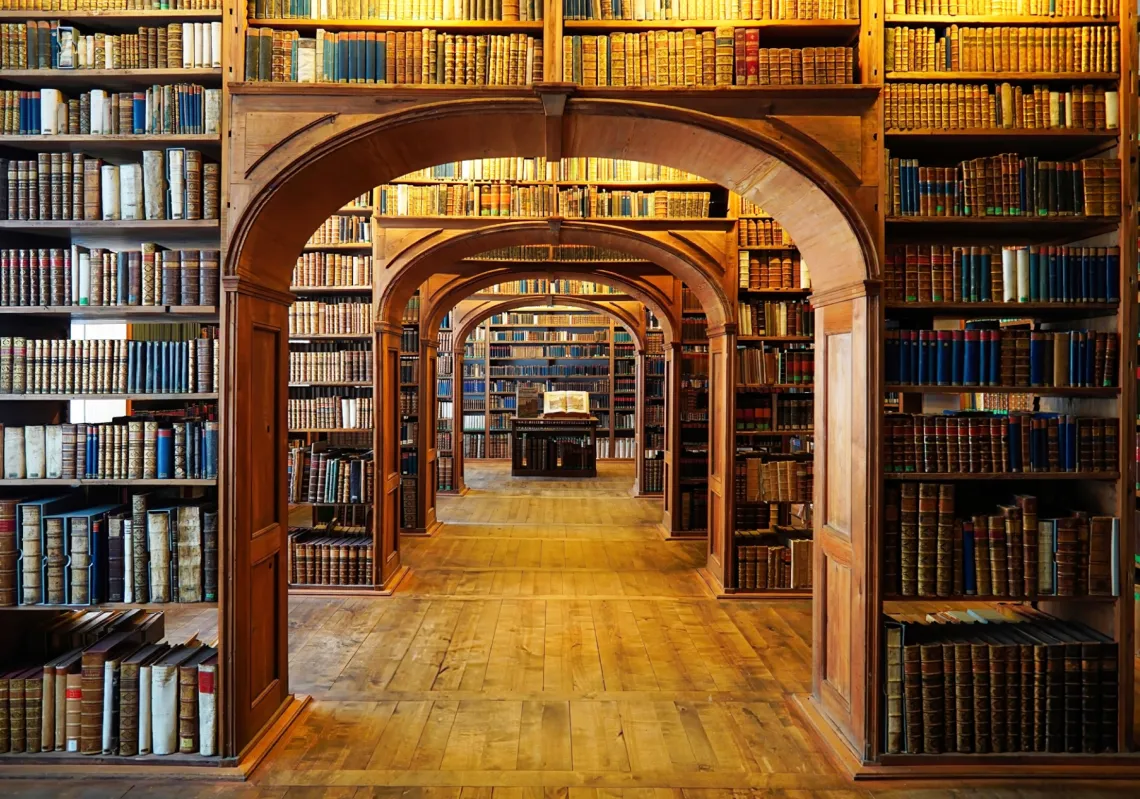 قاعة مكتبة الجمعية العليا للعلوم في لوزاتسيا، من أبرز المكتبات التاريخية في ألمانيا