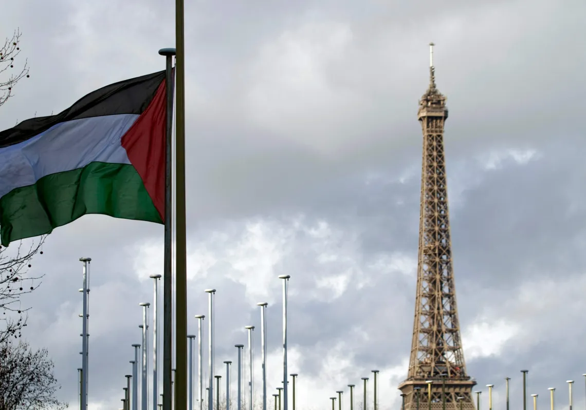 العلم الفلسطيني مرفوعا للمرة الاولى امام مقر منظمة &quot;اليونيسكو&quot; في باريس في 13 ديسمبر 2013 وبدا برج ايفيل في خلفية الصورة 