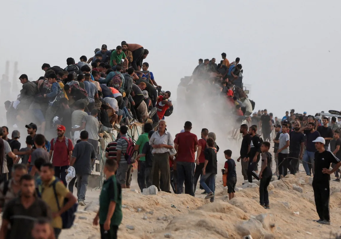 فلسطينيون يتكالبون في تزاحم شديد على متن شاحنات تحمل مساعدات إنسانية دخلت أخيرا غزة، في بيت لاهيا شمال القطاع ، في 29 يوليو