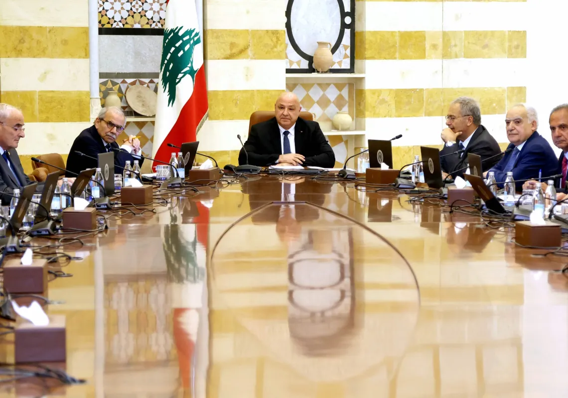 تُظهر هذه الصورة الصادرة عن المكتب الإعلامي لرئاسة الجمهورية اللبنانية في 5 أغسطس 2025، الرئيس اللبناني جوزيف عون (وسط الصورة) يترأس اجتماعًا لمجلس الوزراء لمناقشة مسألة نزع سلاح &quot;حزب الله&quot; في القصر الرئاسي ببعبدا