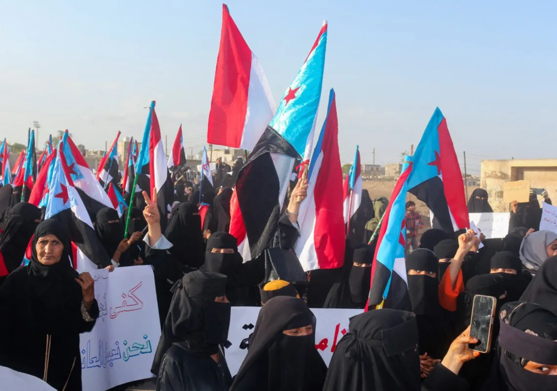 يمنيات يحملن لافتات تطالب الحكومة في عدن بتوفير الخدمات والحقوق الاساسية في مدينة لحج في 17 مايو  