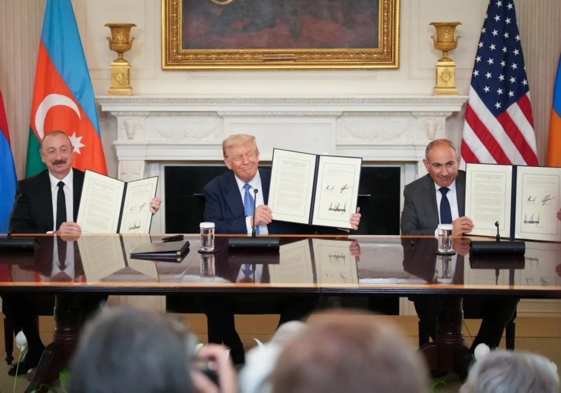  الرئيس الأميركي دونالد ترامب، والرئيس الأذربيجاني إلهام علييف، ورئيس الوزراء الأرميني نيكول باشينيان يرفعون اتفاقيةً السلام التي تم توقيعها في البيت الأبيض في 8 أغسطس 2025