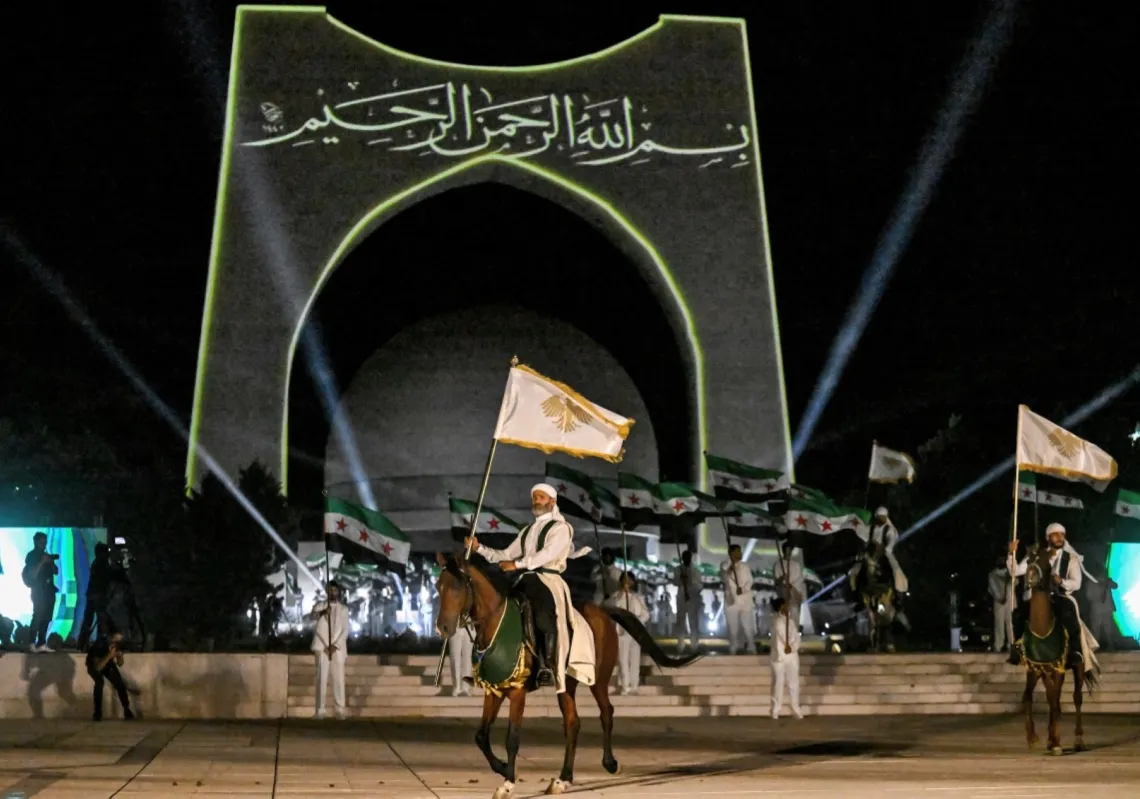 فرسان يقدّمون عرضا خلال مراسم الكشف عن شعار سوريا الجديد قرب ضريح الجندي المجهول على جبل قاسيون المطلّ على دمشق، 3 يوليو 2025