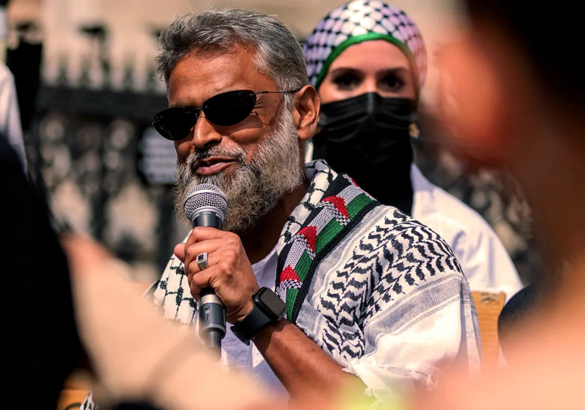معظم بيغ يتحدث إلى النشطاء المؤيدين للفلسطينيين الذين تجمعوا خارج المحاكم الملكية للعدل في 4 يوليو 2025 في لندن