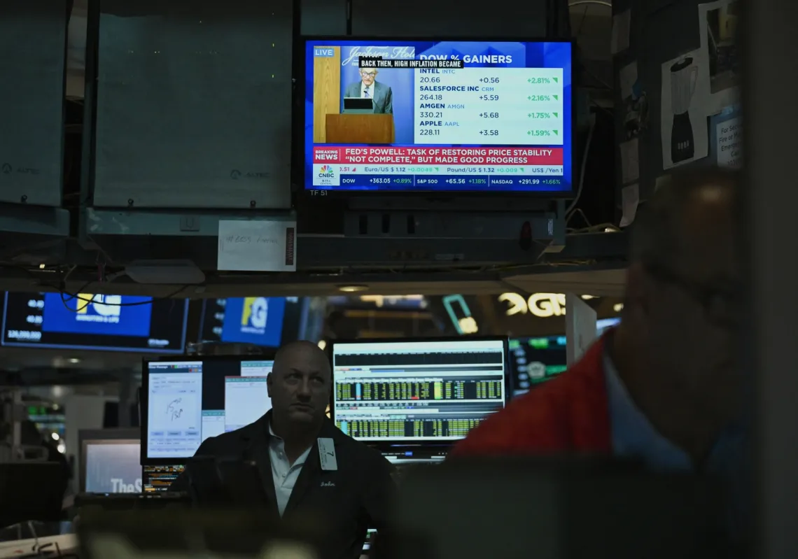 A television station broadcasts US Federal Reserve Chair Chair Jerome Powell speaking in Jackson Hole, Wyoming, on the floor of the New York Stock Exchange (NYSE) in New York on August 23, 2024.