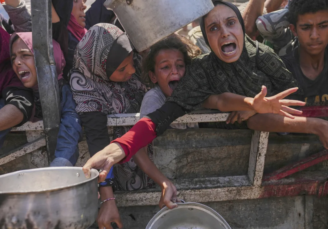 معاناة الفلسطينيين اليومية في قطاع غزة أثناء محاولة الحصول على حصة من الطعام الشحيح في خان يونس، 1 سبتمبر 