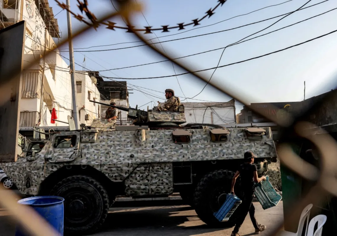 مدرعة للجيش اللبناني متمركزة في مخيم برج البراجنة للاجئين الفلسطينيين في الضاحية الجنوبية لبيروت أثناء بدء عملية تسليم سلاح الفصائل الفلسطينية للدولة اللبنانية، في 21 أغسطس 2025