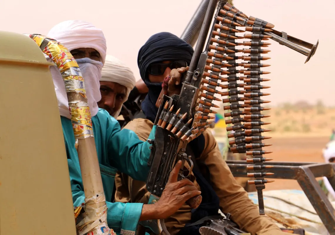 مسلحون من حركة إنقاذ أزواد، وهي حركة سياسية مسلحة في منطقة أزواد بمالي، يتجمعون في الصحراء خارج ميناكا في 14 مارس 2020