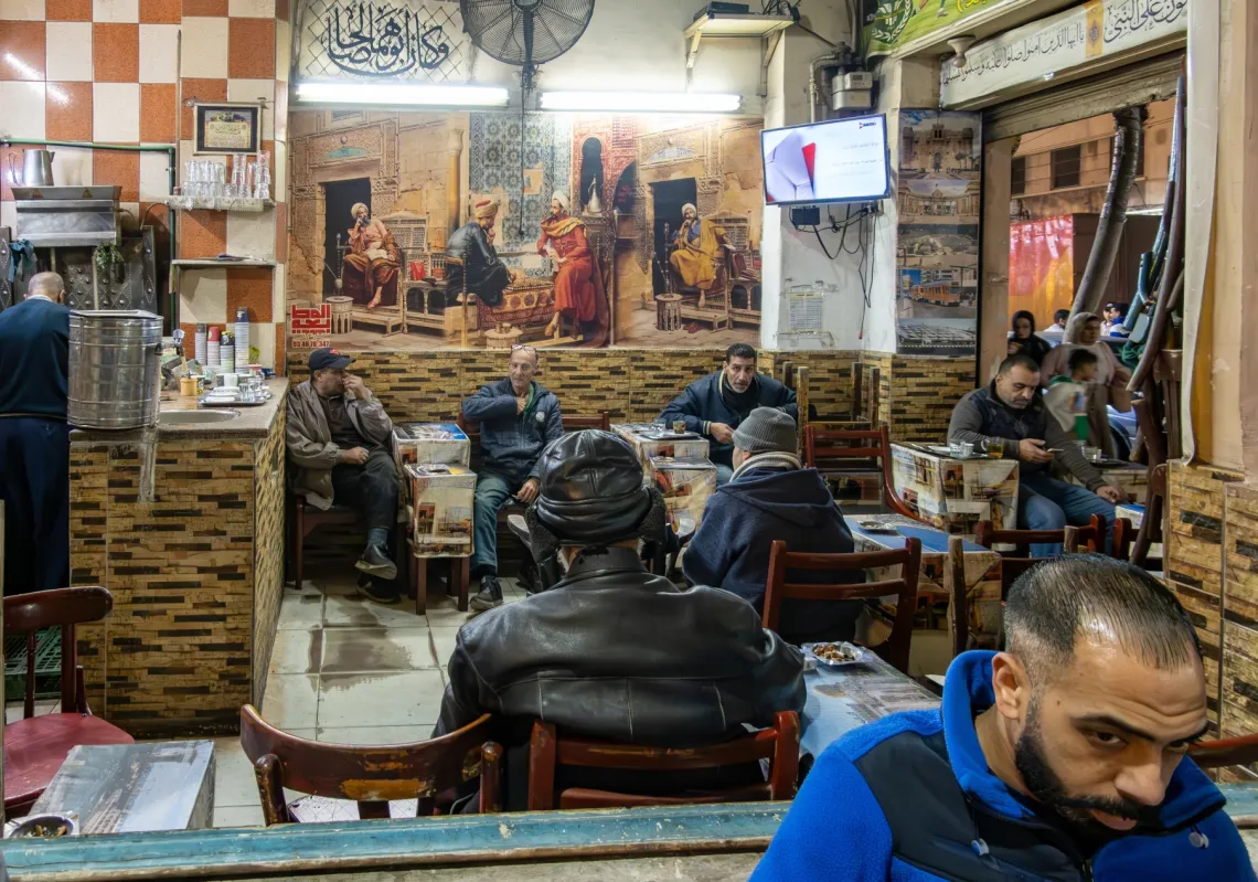 الإسكندرية – مصر، 27 كانون الثاني 2025: رجال في داخل مقهى شعبي ليلاً.