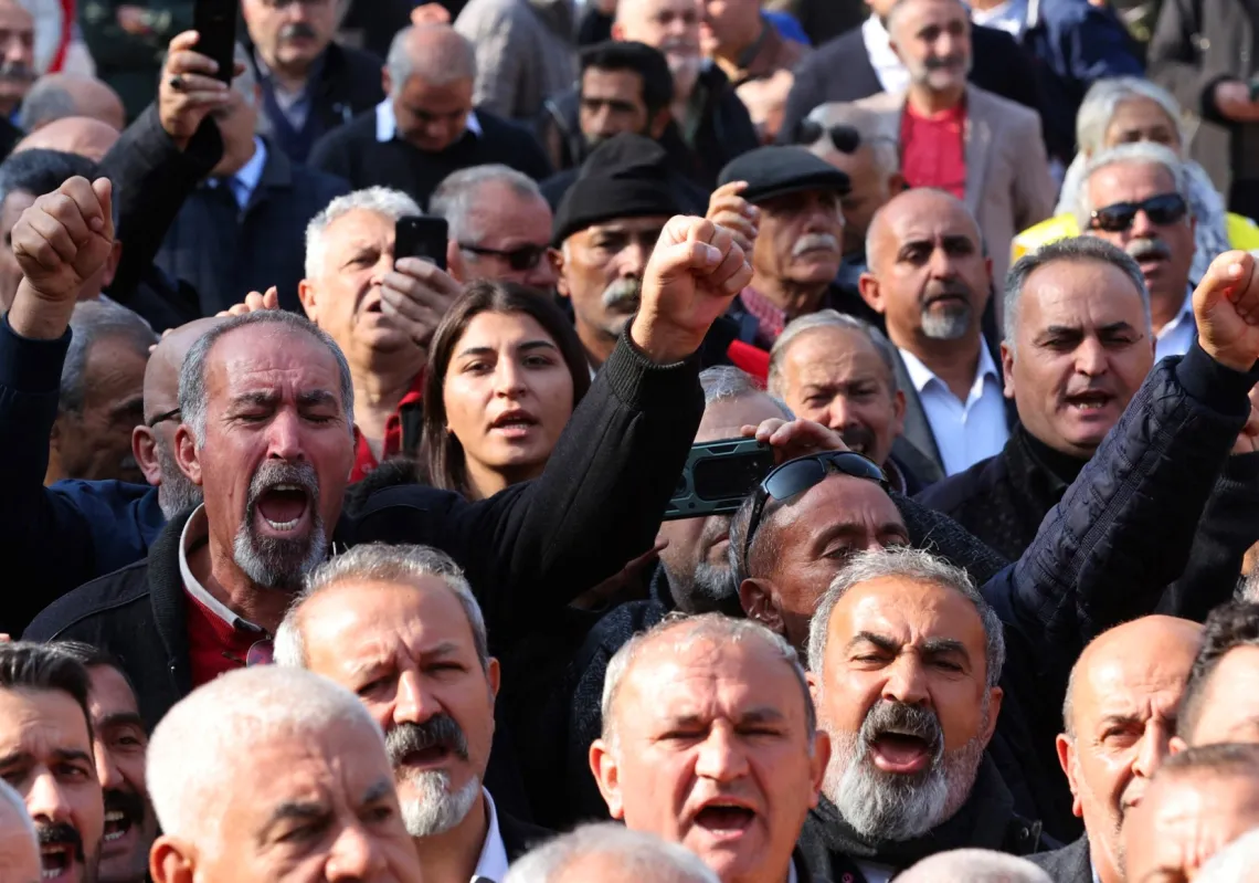 أعضاء من الطائفة العلوية في تركيا يرفعون قبضاتهم خلال احتجاج للمطالبة بالاعتراف ببيوت العبادة العلوية، أمام الجمعية الوطنية التركية الكبرى في أنقرة في 8 نوفمبر 2022