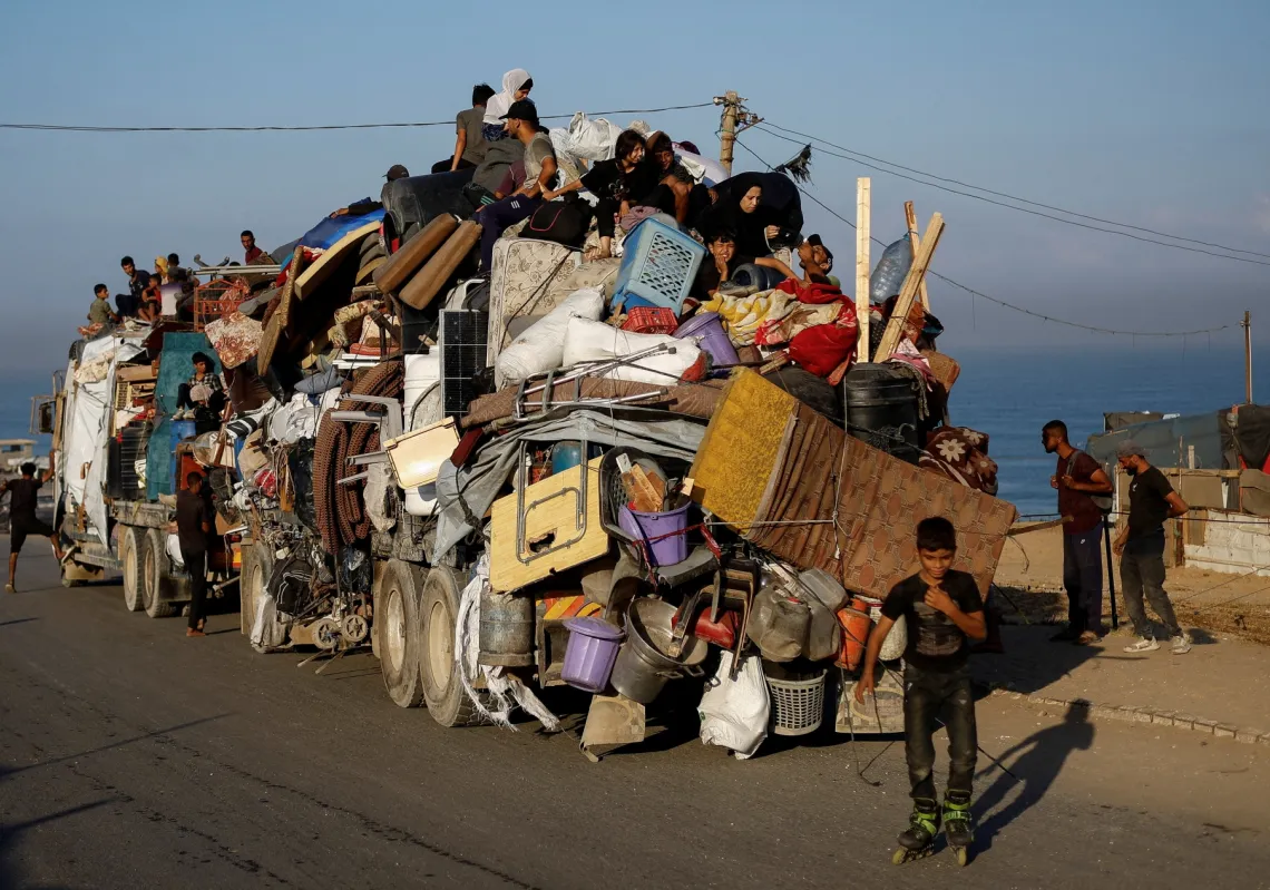 Displaced Palestinians flee northern Gaza on September 18, 2025, due to an Israeli military operation, moving with their belongings to the south after Israeli forces ordered residents of Gaza City to evacuate. 