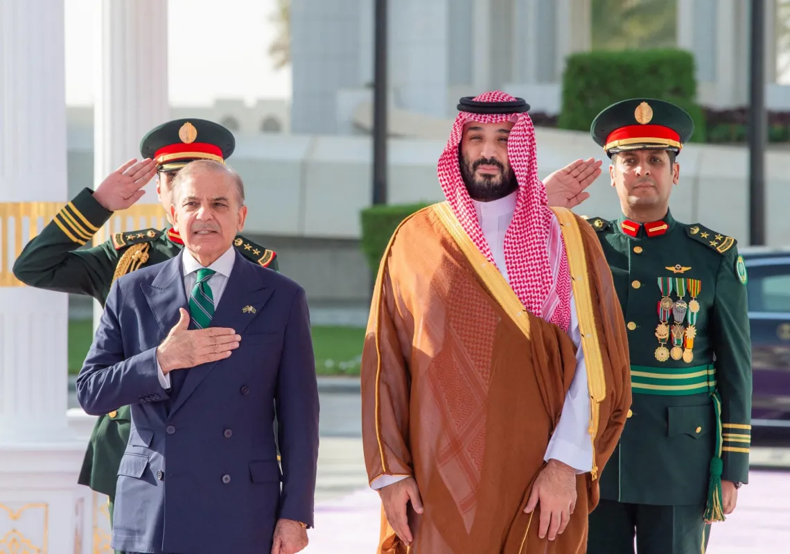 ولي عهد المملكة العربية السعودية الأمير محمد بن سلمان مستقبلا رئيس وزراء باكستان شهباز شريف قبيل اجتماعهما في الرياض