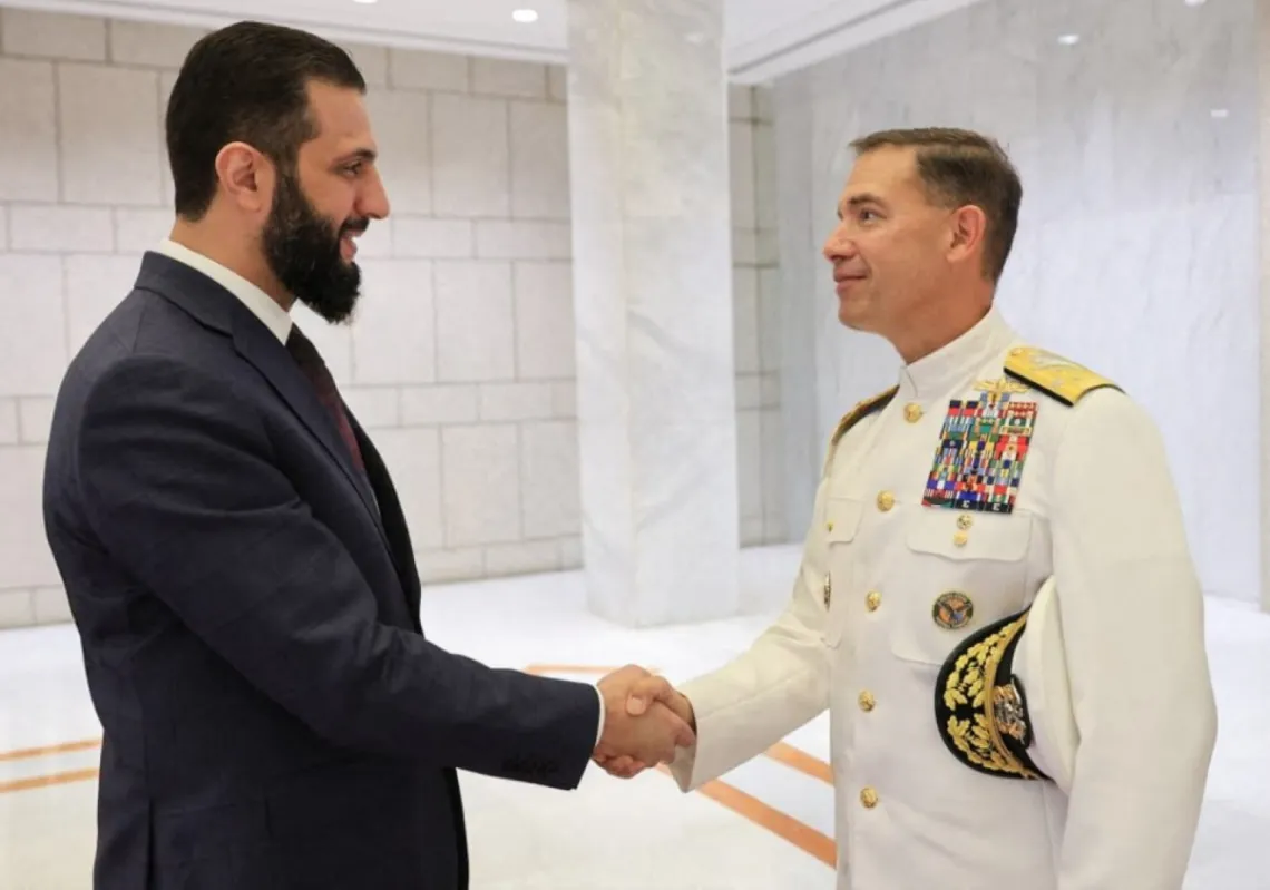 الرئيس السوري أحمد الشرع واللواء البحري براد كوبر، قائد القيادة المركزية الأميركية، قبل اجتماعهما في دمشق، عاصمة سوريا، في 12 سبتمبر 2025