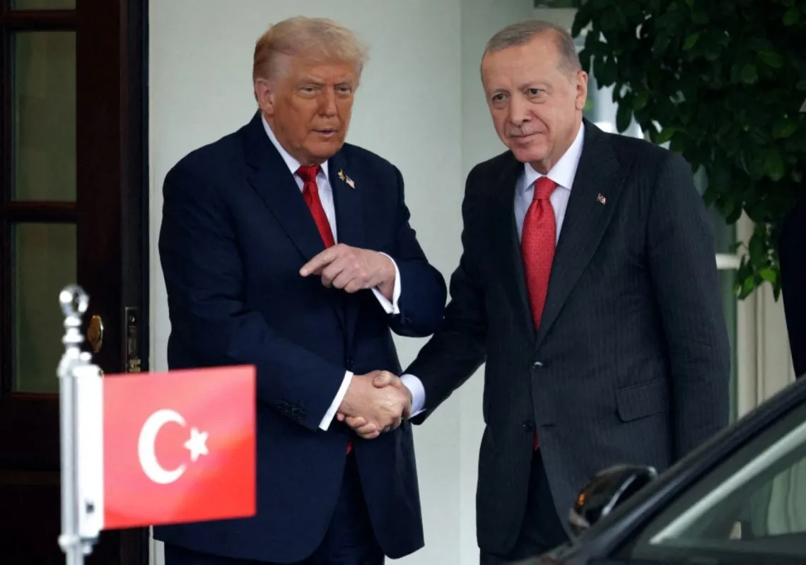 
استقبل الرئيس الأميركي دونالد ترمب الرئيس التركي رجب طيب أردوغان خارج الجناح الغربي للبيت الأبيض في واشنطن العاصمة، في 25 سبتمبر 2025