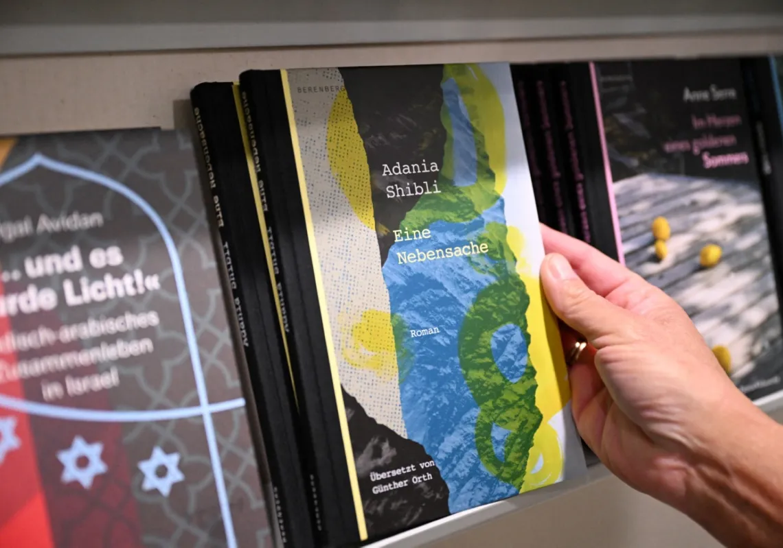 النسخة الألمانية من رواية "تفصيل ثانوي" للكاتبة الفلسطينية عدنية شبلي في معرض فرانكفورت للكتاب، 19 أكتوبر 2023