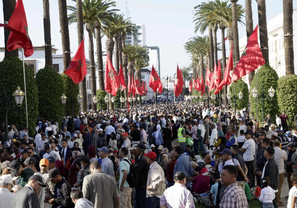تجمعت الحشود أمام مقر البرلمان المغربي في الرباط، 10 أكتوبر، بينما يستعد الملك لترؤس افتتاح الدورة الأولى من السنة التشريعية الخامسة