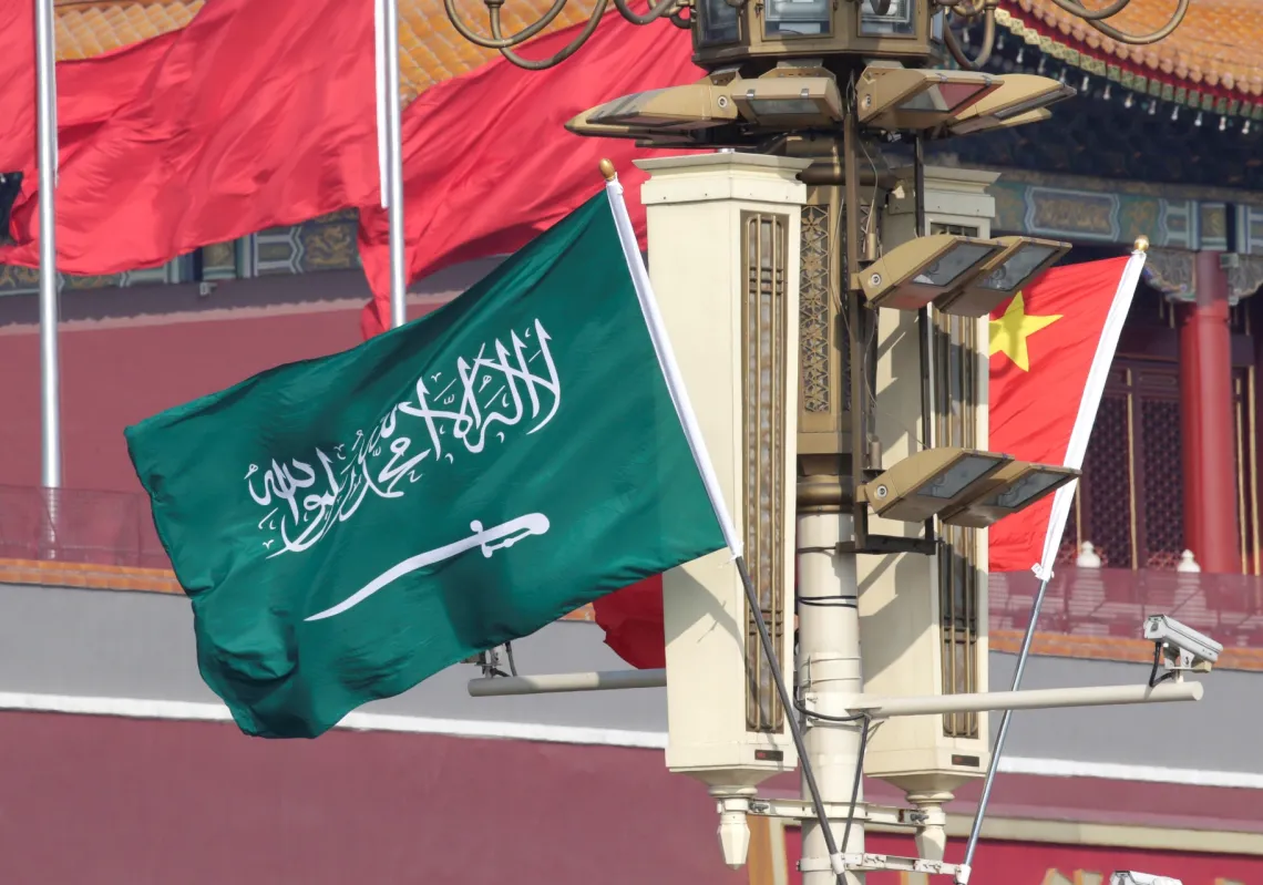 العلمان السعودي والصيني في ساحة تيانانمين خلال زيارة ولي العهد محمد بن سلمان الصين، 21 فبراير 2019