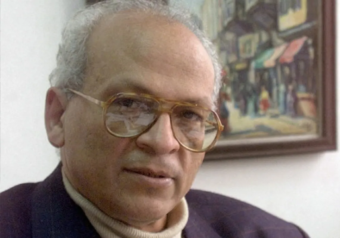 الكاتب المصري جمال الغيطاني في مكتبه