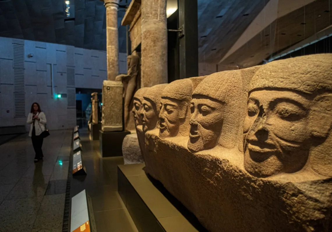 زوار المتحف المصري الكبير في الجيزة، في الجهة الجنوبية الغربية من العاصمة القاهرة، في ٥ مايو ٢٠٢٥