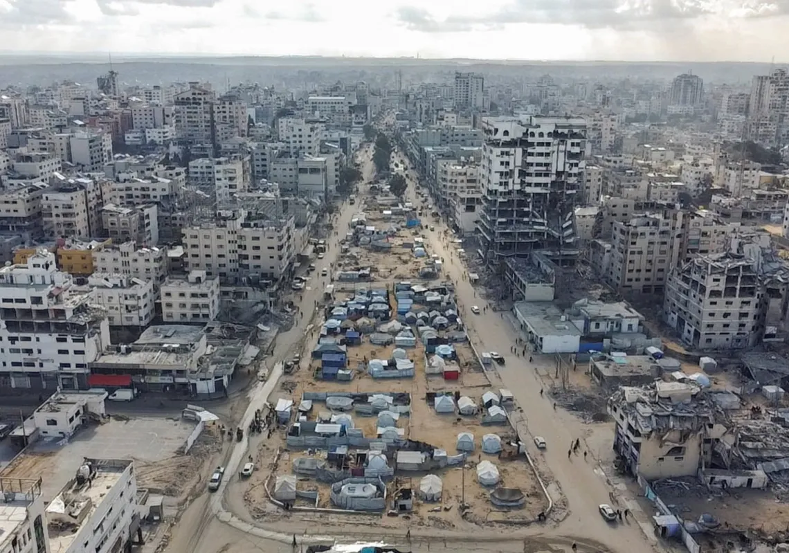 صورة من طائرة بدون طيار تُظهر خيامًا للنازحين الفلسطينيين ومدينة مدمرة، بعد انسحاب القوات الإسرائيلية من المنطقة، وسط وقف إطلاق نار بين إسرائيل وحماس في غزة، في مدينة غزة، 18 أكتوبر
