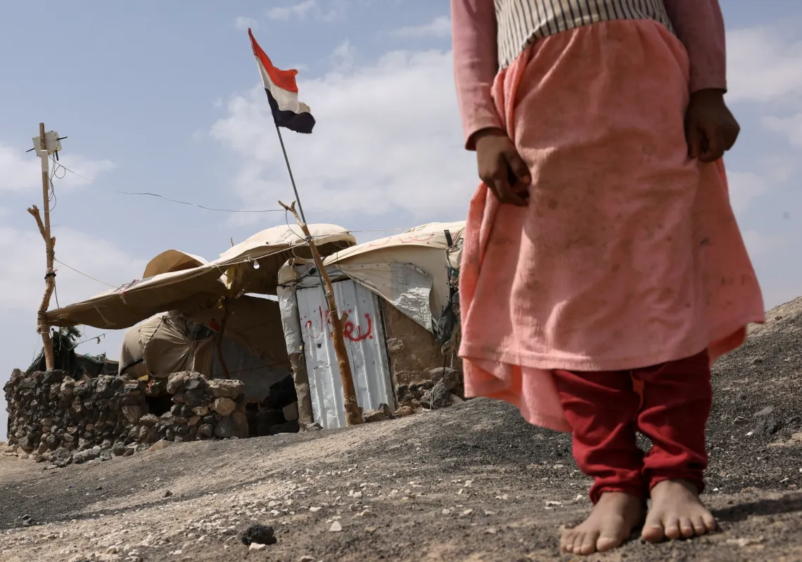 فتاة يمنية نازحة في مخيم للنازحين في مأرب، اليمن، 28 أكتوبر 2024