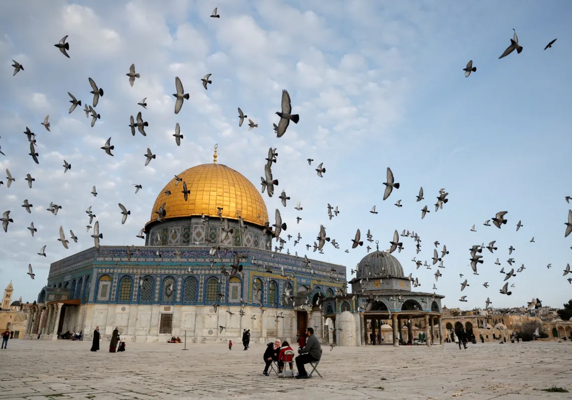 منظر عام لقبة الصخرة في الحرم الشريف،فيما يؤدي الفلسطينيون أول صلاة جمعة في شهر رمضان المبارك في البلدة القديمة بالقدس، 24 مارس 2023