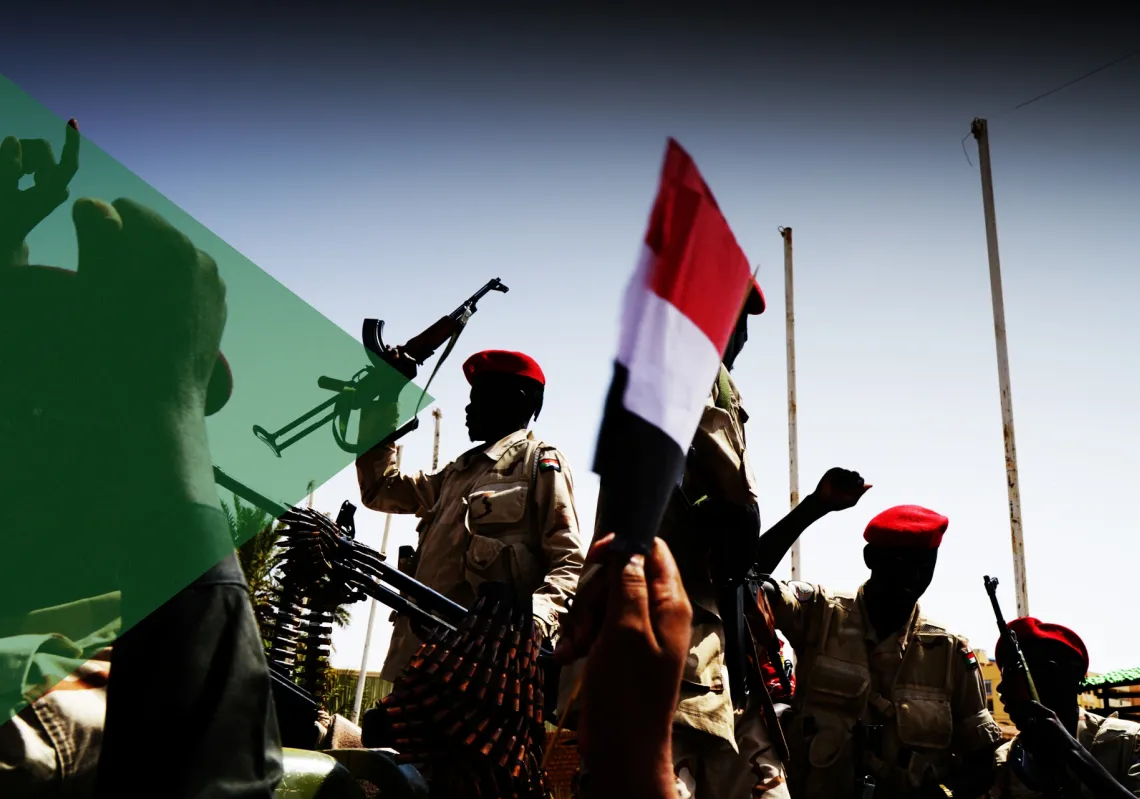 قوات الدعم السريع يستقبلون الناس أثناء تأمينهم لموقع يحضر فيه الفريق أول محمد حمدان دقلو، نائب رئيس المجلس العسكري ورئيس قوات الدعم السريع، في الخرطوم، السودان، 18 يونيو 2019