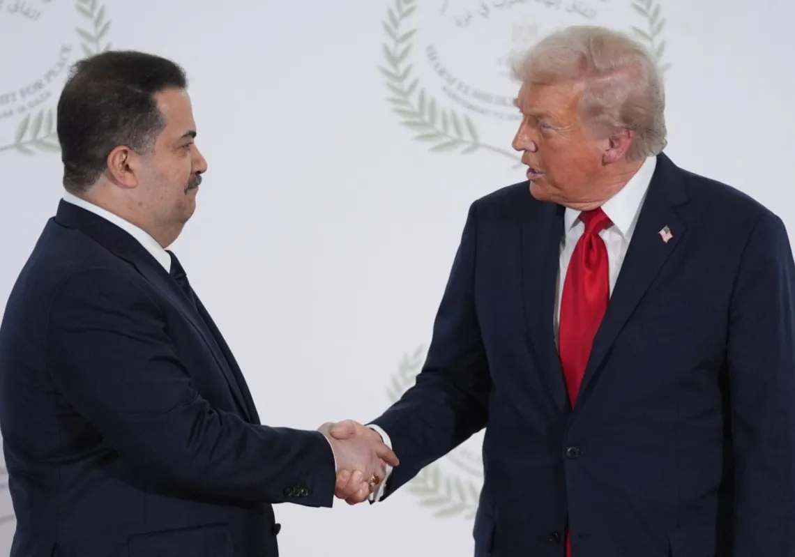 الرئيس الأميركي دونالد ترمب يستقبل رئيس الوزراء العراقي محمد شياع السوداني خلال قمة حول غزة في شرم الشيخ، 13 أكتوبر2025