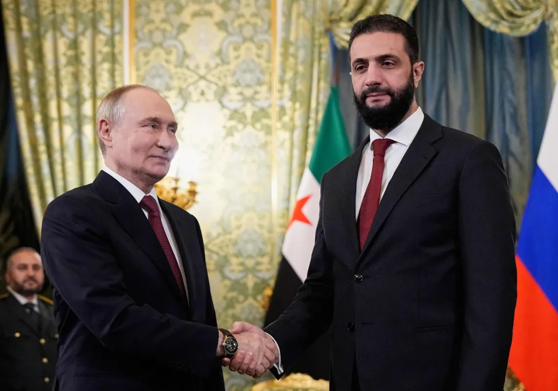 الرئيس الروسي فلاديمير بوتين والرئيس السوري أحمد الشرع يتصافحان خلال لقائهما في قصر الكرملين الكبير في موسكو في 15 أكتوبر 2025