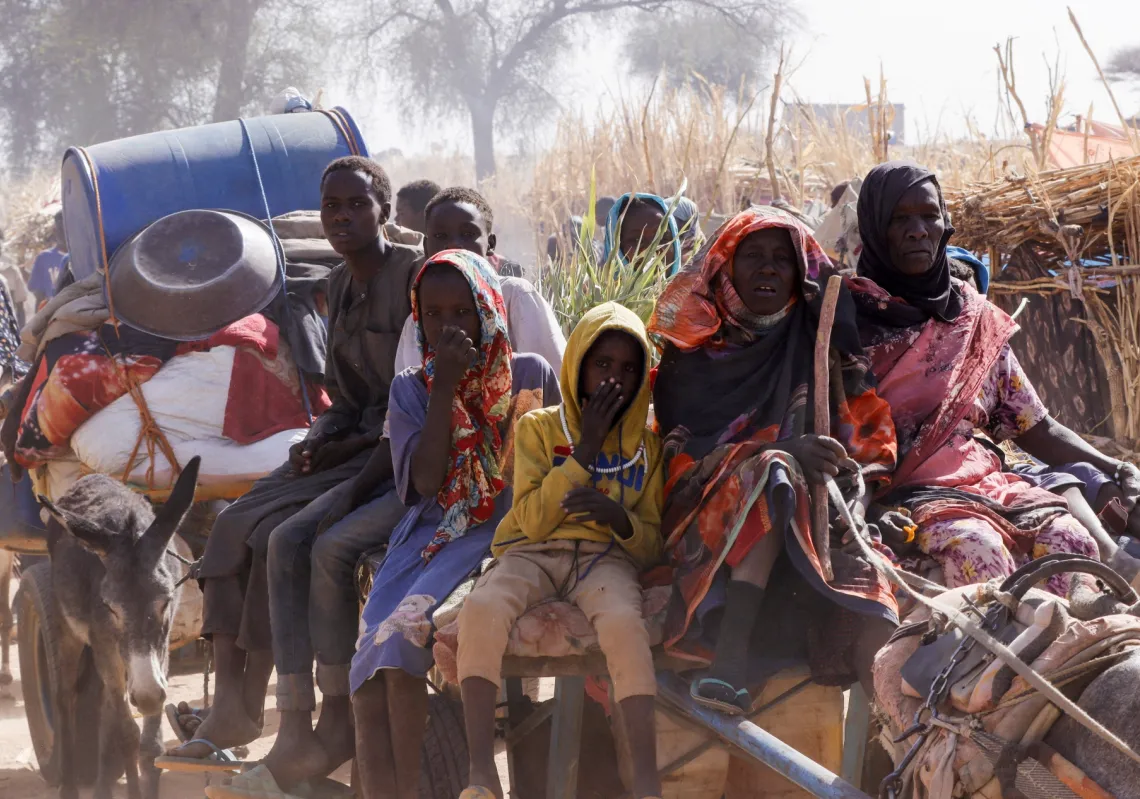 سودانيون يتجمعون لتلقي وجبات مجانية في مدينة الفاشر، التي حاصرتها "قوات الدعم السريع" لأكثر من عام، في إقليم دارفور، في 11 أغسطس 2025