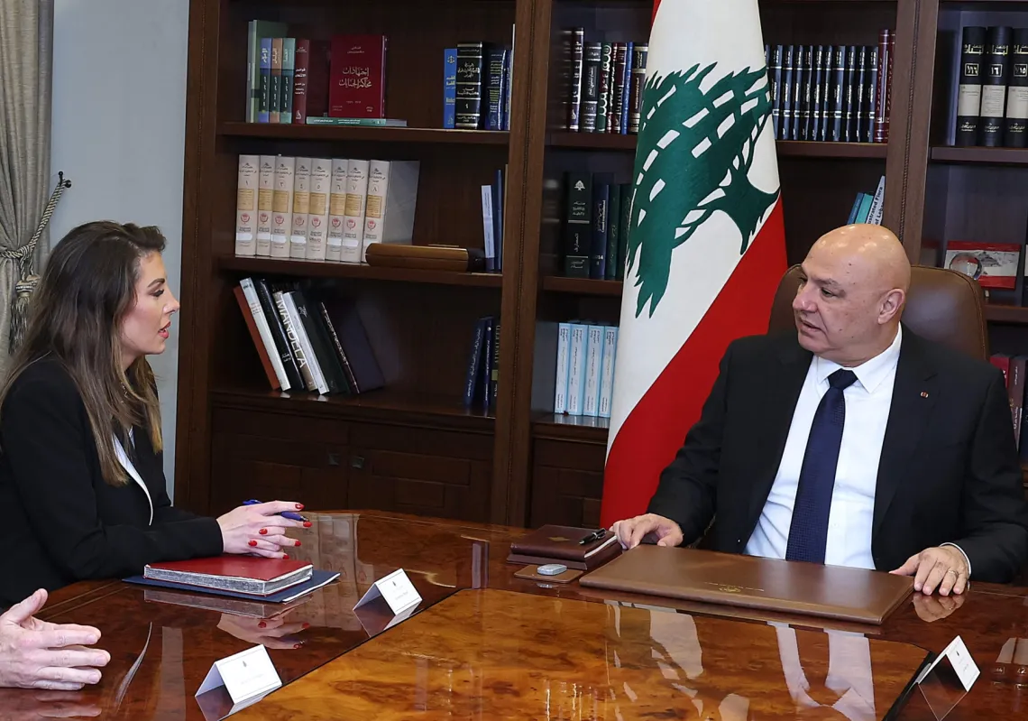 الرئيس اللبناني جوزيف عون يستقبل المبعوثة الأميركية إلى الشرق الأوسط، مورغان أورتاغوس في القصر الرئاسي في بعبدا، شرق بيروت، في 28 أكتوبر 2025