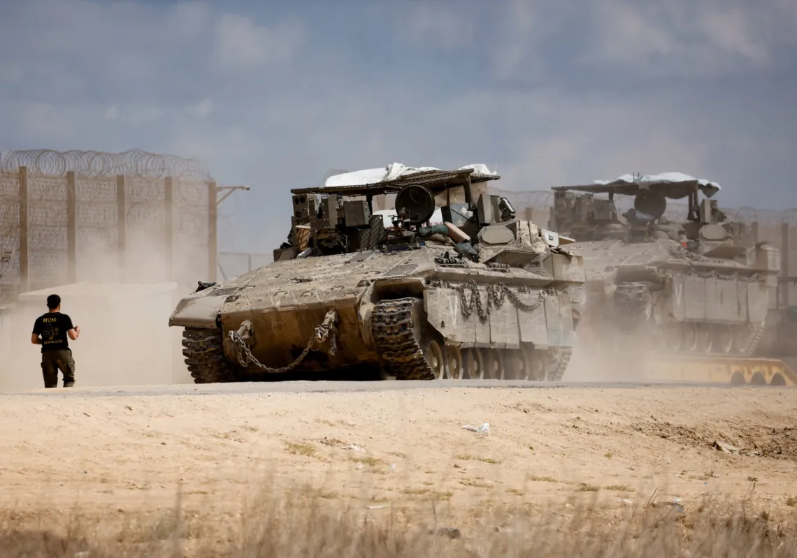 جندي إسرائيلي يقف بجوار ناقلة جند مدرعة، بعد وقف إطلاق النار بين إسرائيل و"حماس" في غزة، على الحدود بين إسرائيل وغزة في جنوب إسرائيل 12 أكتوبر