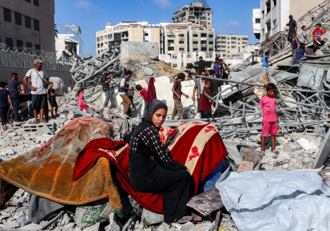 فلسطينيون يبحثون بين أنقاض برج سوسي المدمر جراء قصف إسرائيلي في غزة، 6 سبتمبر 2025