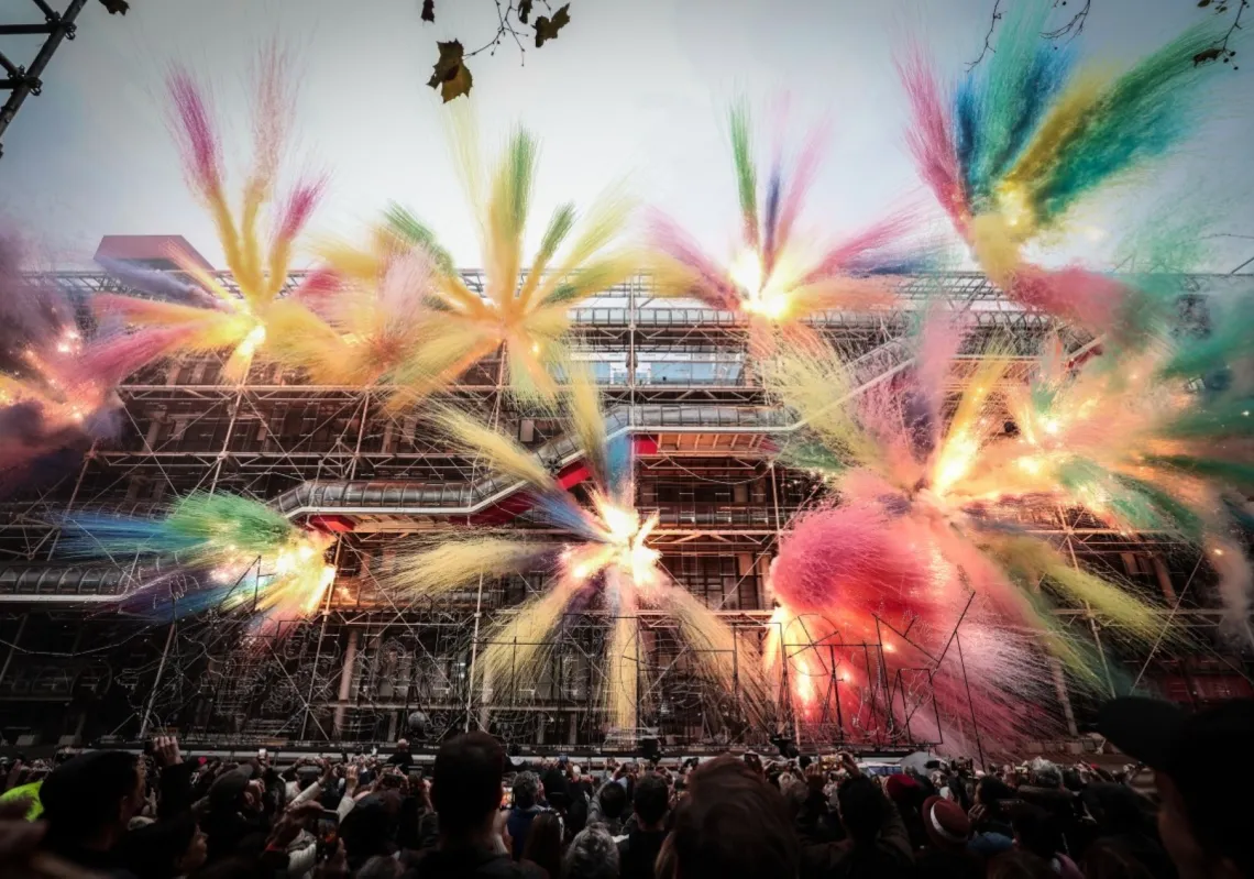 عرض للألعاب النارية بعنوان "الكرنفال الأخير"، من تنظيم الفنان كاي قوه تشيانغ بمساعدة الذكاء الاصطناعي، في مركز بومبيدو بمناسبة اختتام مشروع تجديده الذي استمر خمس سنوات، في باريس في 22 أكتوبر