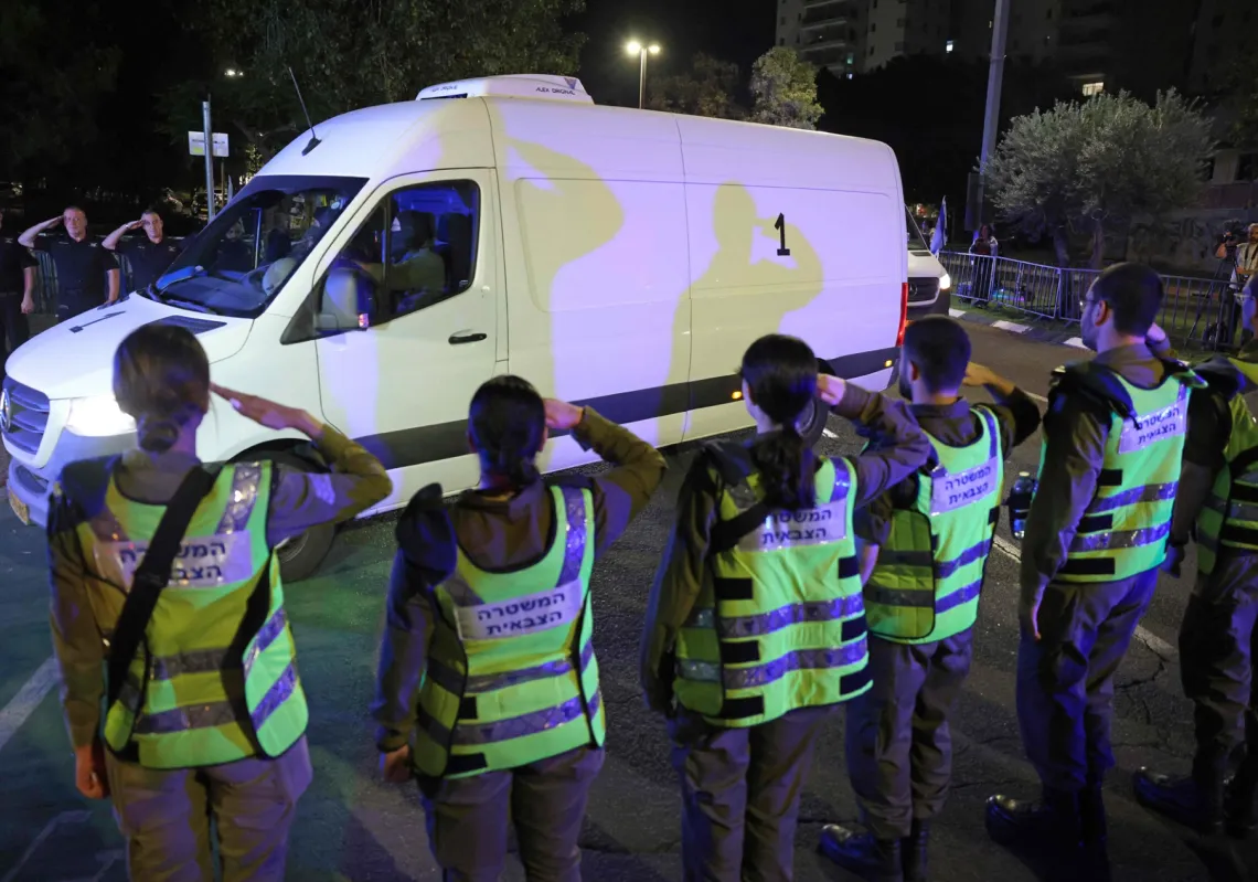 جنود اسرائيليون يؤدون التحية امام عربة تنقل رفاة رهينة اسرائيلية في تل ابيب في 15 اكتوبر 