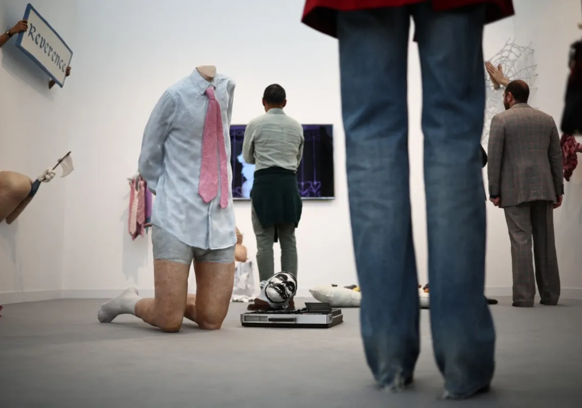 زوار يتأملون عملًا بعنوان "البطل الآخر في الليل" للفنان إنريكي لوبيز ياماس في جناح "يانو"، معرض "فريز لندن 2025"