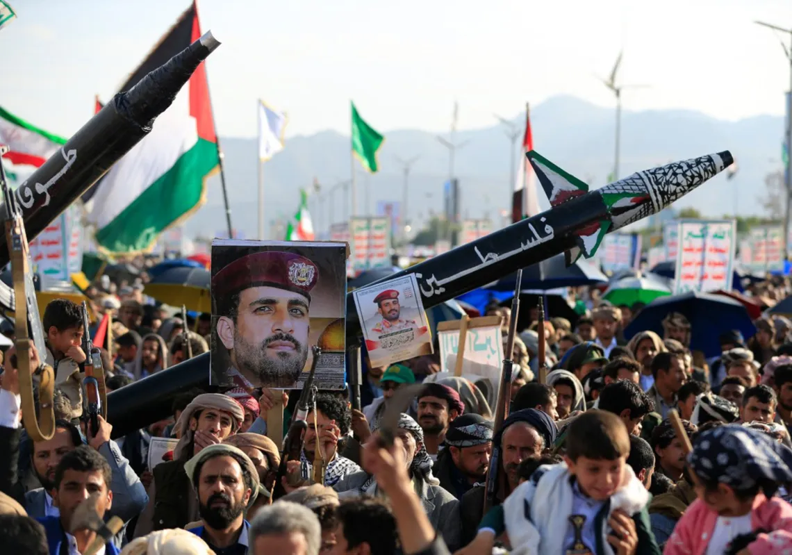 مؤيدون للحوثي يرفعون صورة للمسؤول العسكري في الجماعة، محمد الغماري اثناء تجمع للتنديد بالهجمات الاسرائيلية على اليمن في 17 اكتوبر