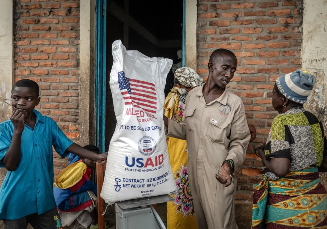 مسؤول من الحكومة البوروندية يتحدث الى لاجئين وصلوا من الكونغو يتنظرون الحصول على مساعدة غذائية من الدفعة الاخيرة من مساعدات وكالة التنمية الاميركية قرب بوغندا في 6 مايو 