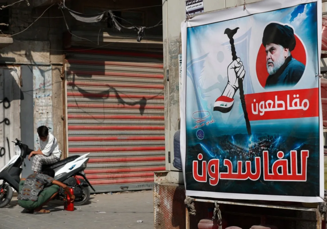 ملصق لرجل الدين الشيعي العراقي مقتدى الصدر، يدعو فيه إلى مقاطعة الانتخابات البرلمانية المقبلة في مدينة الصدر، شرق بغداد، في 29 أكتوبر 2025.